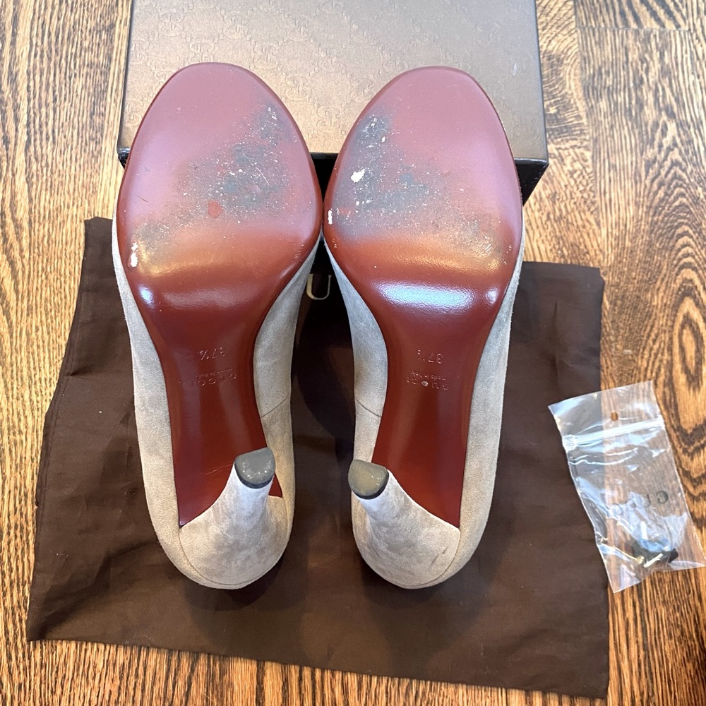 Gucci Kid Scamosciato New Fango Heeled Loafers in Cream Suede - Picture 5 of 7